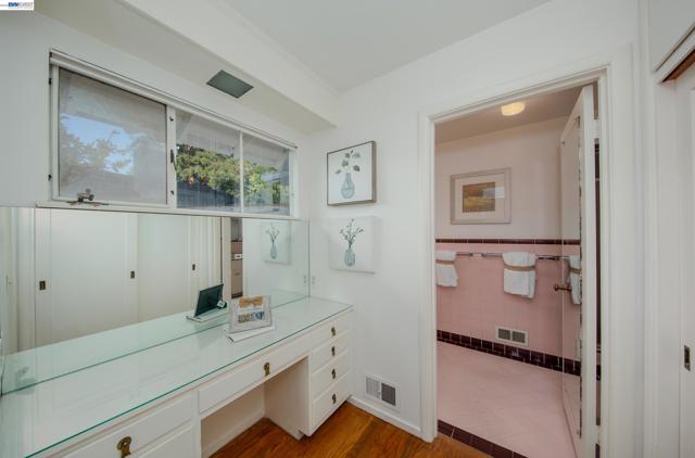 1785 Holly Ave, Menlo Park CA: https://media.crmls.org/mediaz/442db939-1bd5-4a35-a93b-99bbfe4605c1.jpg