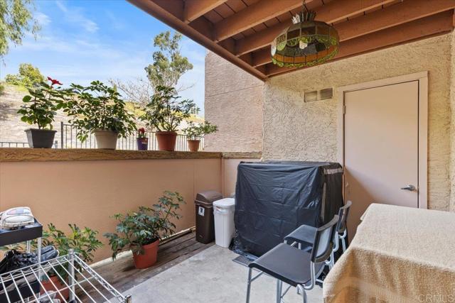 12059 Alta Carmel Ct, San Diego CA: https://media.crmls.org/mediaz/442e3d29-f730-4f67-8624-63c40538581e.jpg