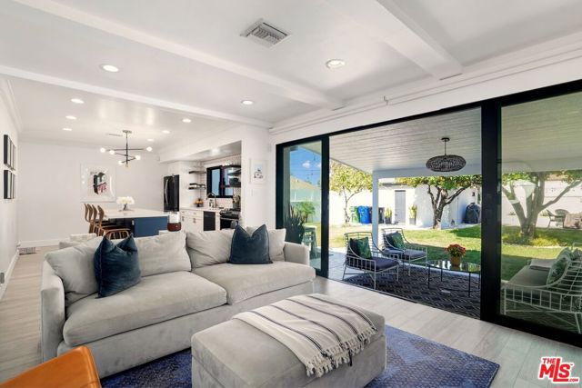 3650 Virginia Road, Los Angeles CA: https://media.crmls.org/mediaz/442fa2cc-82e2-4399-a793-648f89843a7e.jpg