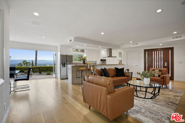 15224 Encanto Drive, Sherman Oaks CA: https://media.crmls.org/mediaz/44300ca6-0ca1-41b5-a7b4-3a7c226c4284.jpg
