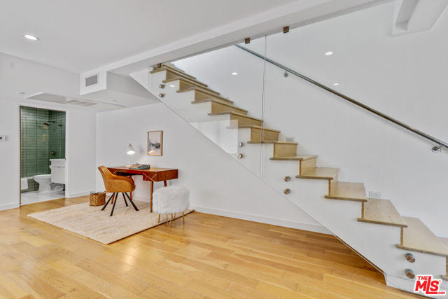 809 Brooks Avenue, Venice CA: https://media.crmls.org/mediaz/44303d80-5e4e-4418-866d-cdcc084212e0.jpg