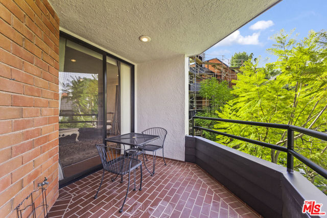 4752 Park Encino Lane, Encino CA: https://media.crmls.org/mediaz/44304f27-1ec0-4d02-8884-70e752101808.jpg