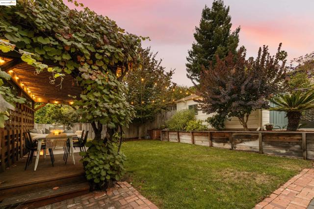 2451 Carmel St, Oakland CA: https://media.crmls.org/mediaz/44307fd3-aab2-4355-b2b4-48647c8fd3cf.jpg
