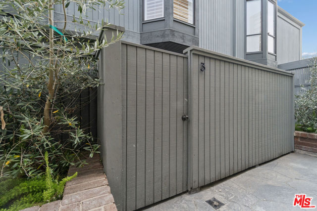 880 Hilldale Avenue, West Hollywood CA: https://media.crmls.org/mediaz/4431cb36-00e3-499a-a577-32e530302388.jpg