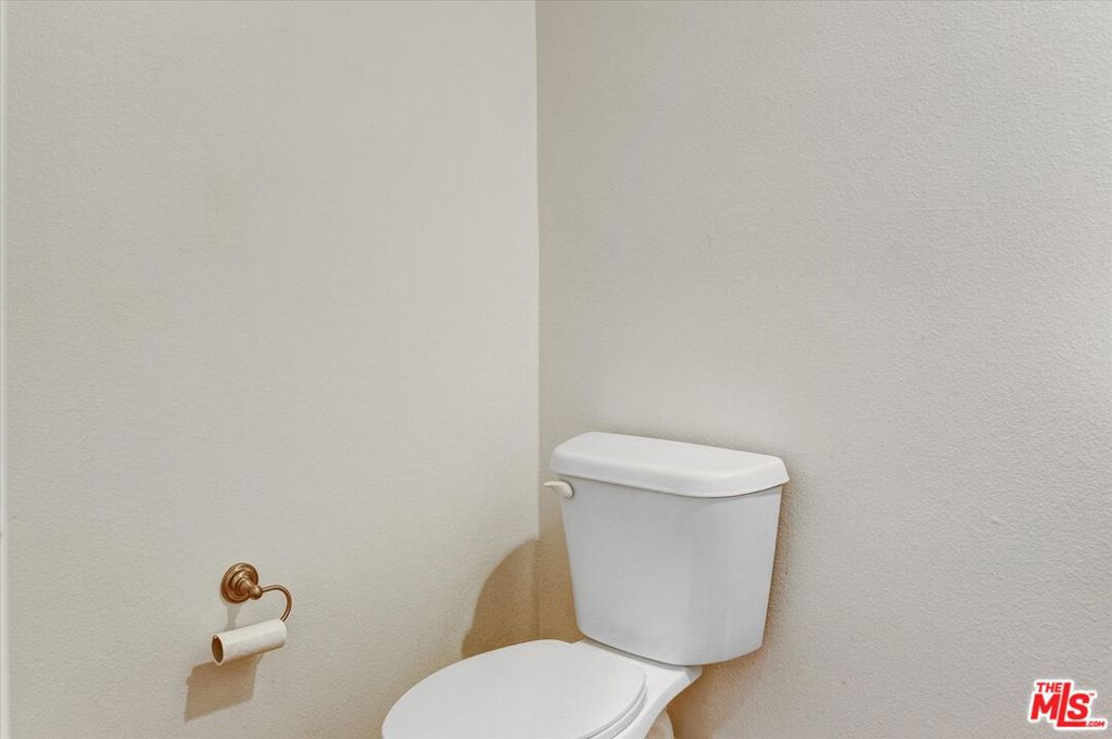 https://media.crmls.org/mediaz/44332356-82da-4949-ab63-69bb79f203f3.jpg?preset=X-Large