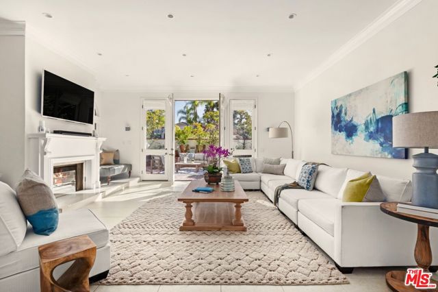 12320 Ridge Circle, Los Angeles CA: https://media.crmls.org/mediaz/44336cbd-2d30-4a4c-a857-36b1b4e83281.jpg