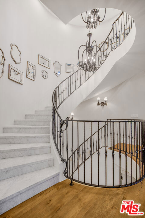 439 S Spalding Dr, Beverly Hills CA: https://media.crmls.org/mediaz/4433ac49-5bd2-422c-a59b-b018b664d59d.jpg