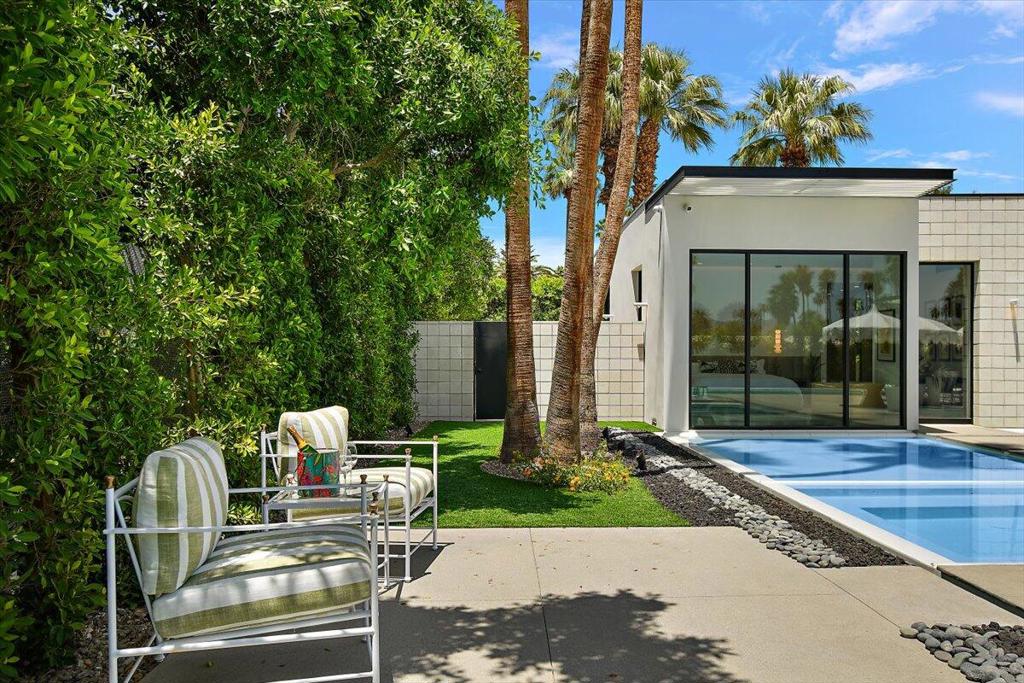 https://media.crmls.org/mediaz/4433d0d7-55d4-4d11-b3da-f332ccc3189e.jpg?preset=X-Large