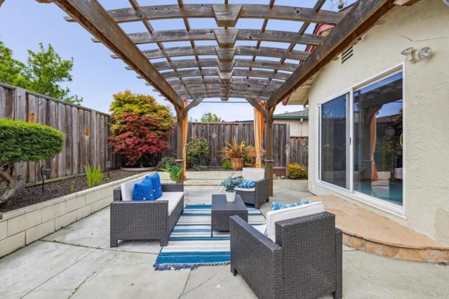 858 Chrysopolis Drive, Foster City CA: https://media.crmls.org/mediaz/4433d6cc-6904-414b-9c84-04ed1b2ae88c.jpg