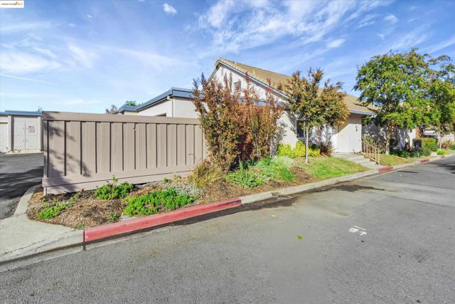 15 Long Creek Cir, Clayton CA: https://media.crmls.org/mediaz/44344787-5c88-4cba-90d9-e3d7b6231c72.jpg