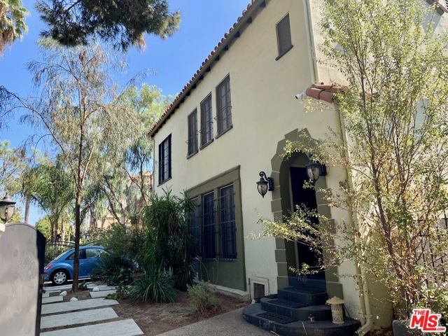 1336 S Highland Avenue Los Angeles, California Charming 2 bed/1 bath Spanish duplex in prime Hancock Park location. This lower level gem is flooded with natural light, lots of storage and boasts hardwood flooring throughout. Large living room with fireplace and floor to ceiling windows. Dining room opens to a private grassy patio with citrus trees. Spacious kitchen has adjacent formal dining space and large pantry room with separate laundry room with hook ups for washer and dryer.