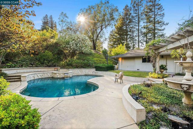 225 Vagabond Ct, Alamo CA: https://media.crmls.org/mediaz/44346aeb-c822-4b85-98b9-626368f044a8.jpg