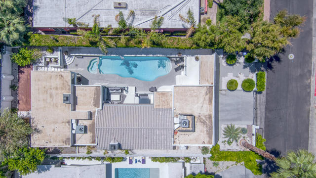 257 W El Camino Way, Palm Springs CA: https://media.crmls.org/mediaz/44361c79-e2f0-4f2a-b7aa-ed21bfec571b.jpg