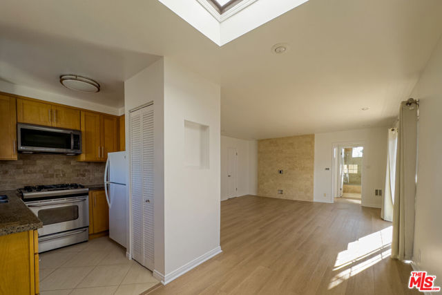 1144 10th Street, Santa Monica CA: https://media.crmls.org/mediaz/44364059-44f8-44f6-bd08-5271a1565403.jpg