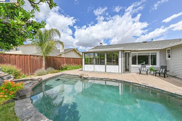 1047 Innsbruck St, Livermore CA: https://media.crmls.org/mediaz/443668c9-3374-48ba-a329-c1c8866a1b9c.jpg