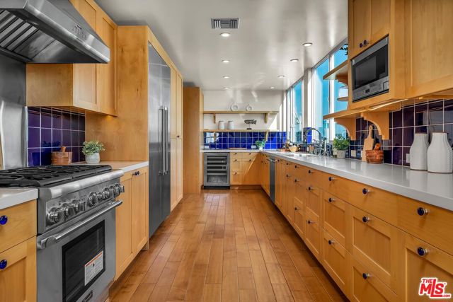 4 Lighthouse Street, Marina del Rey CA: https://media.crmls.org/mediaz/4436986b-cbc5-4f81-9b24-7d3eb580da7c.jpg
