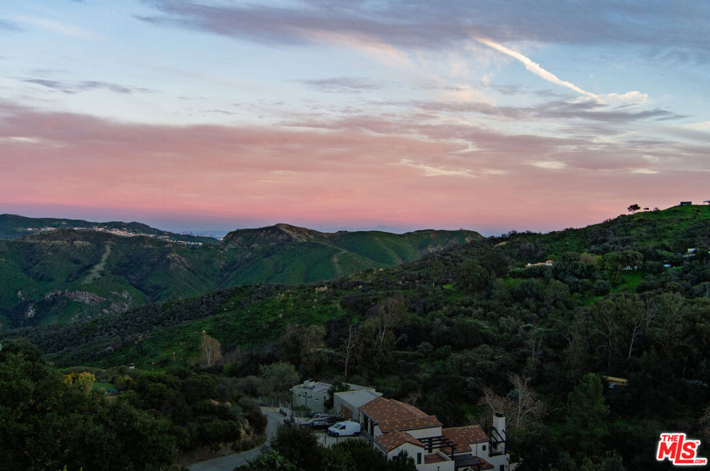 https://media.crmls.org/mediaz/443759bd-57d2-4900-91f4-0e48ef68b586.jpg?preset=X-Large