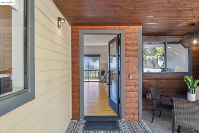 17032 Broadway Ter, Oakland CA: https://media.crmls.org/mediaz/4437e0ae-5ecd-4c1b-b53d-ffc57e99e989.jpg