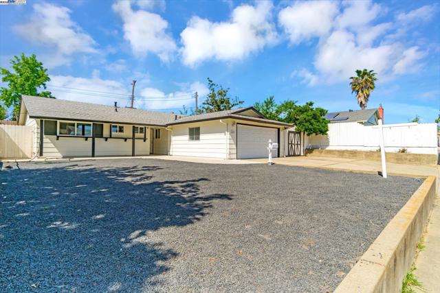 6013 Green Glen Way, Sacramento CA: https://media.crmls.org/mediaz/44383e29-2046-4931-943b-f1a49c4961ba.jpg