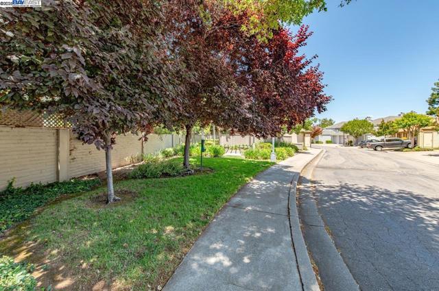 243 Rachael Pl, Pleasanton CA: https://media.crmls.org/mediaz/44389944-baf4-46dc-8e6b-72117915c754.jpg