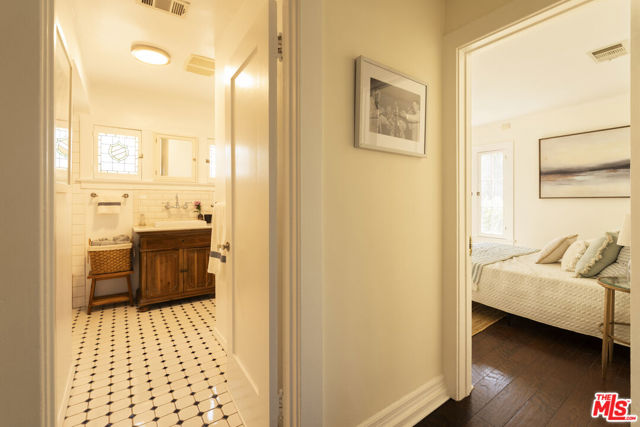 3010 11th Avenue, Los Angeles CA: https://media.crmls.org/mediaz/44390ed0-982d-4756-88d9-4f549cdafd2c.jpg