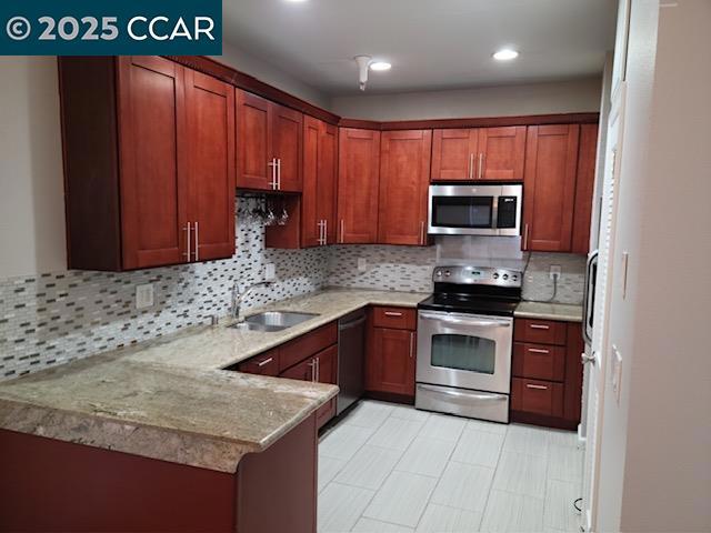 473 Cork Harbour Cir, Redwood City CA: https://media.crmls.org/mediaz/44392d20-0f60-4a6b-b0ad-337c51cc9196.jpg