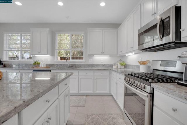 38 Pato Ct, Oakley CA: https://media.crmls.org/mediaz/44396c88-e027-4a97-902d-47f96f02c37f.jpg
