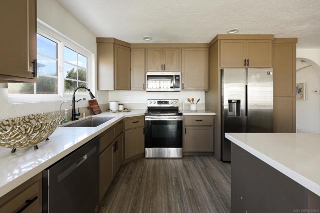 1532 Grand Teton Ct, Chula Vista CA: https://media.crmls.org/mediaz/4439bc8c-a281-484e-ba1b-2d9b616b331e.jpg