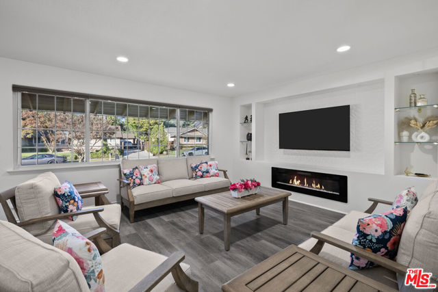 18352 Donmetz Street, Porter Ranch CA: https://media.crmls.org/mediaz/443ad64f-9e33-4a84-8397-7f9e3ac1bdb5.jpg