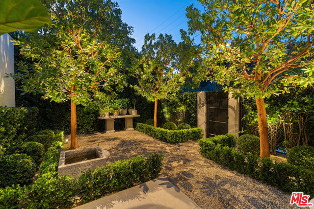 27218 Pacific Coast Highway, Malibu CA: https://media.crmls.org/mediaz/443bfd60-d26b-47d9-86b3-ead54d70ed53.jpg