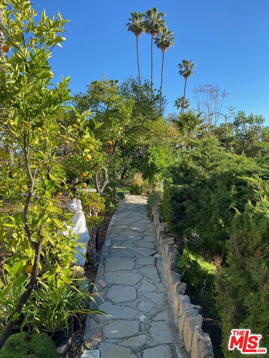 16840 Oak View Drive, Encino CA: https://media.crmls.org/mediaz/443c357e-544a-409e-89aa-d9792f791305.jpg