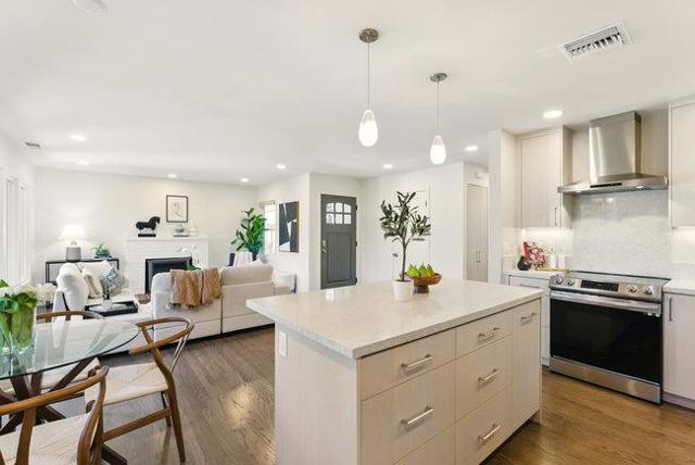 843 15th Avenue, Menlo Park CA: https://media.crmls.org/mediaz/443d42bb-e55e-42c8-bfac-a8607339e815.jpg