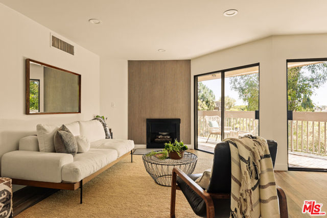 950 N Kings Road, West Hollywood CA: https://media.crmls.org/mediaz/443de3df-a42c-41af-be1e-d4d2dc03cd51.jpg