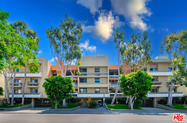 740 N Kings Road, West Hollywood CA: https://media.crmls.org/mediaz/443e7df5-a430-4dd6-bd79-831c2c901a22.jpg