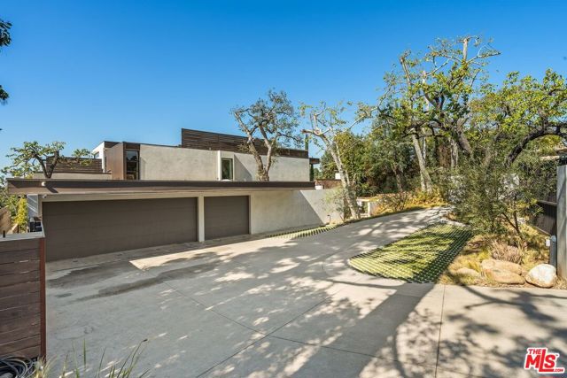1005 Elden Way, Beverly Hills CA: https://media.crmls.org/mediaz/443fa3dc-3f9b-4b09-87cf-2f3b905995f9.jpg