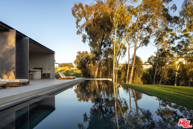 29200 Larkspur Lane, Malibu CA: https://media.crmls.org/mediaz/443fe17b-57dd-468e-9f50-987044d13d4a.jpg