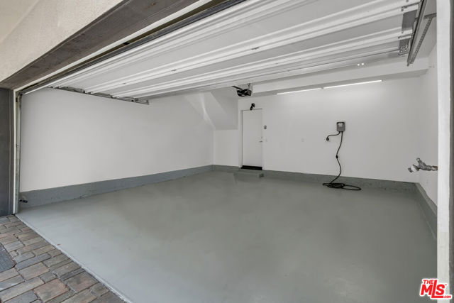 5633 Observation Lane, Los Angeles CA: https://media.crmls.org/mediaz/44401945-9f30-4c39-9d29-a919ffdd9681.jpg