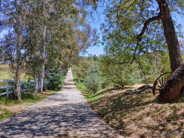 24903 Oakana Rd, Ramona CA: https://media.crmls.org/mediaz/444037c1-875b-4768-8a6f-e1f249f20f0d.jpg
