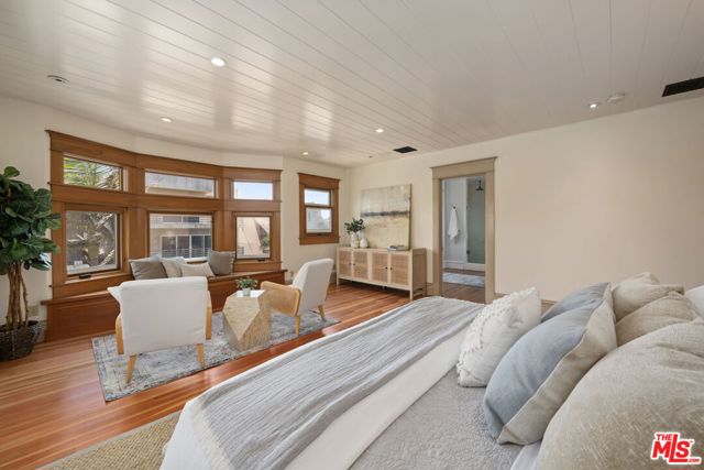 21 Park Avenue, Venice CA: https://media.crmls.org/mediaz/444141b3-e03b-49b0-8fc1-9e412c4307e4.jpg