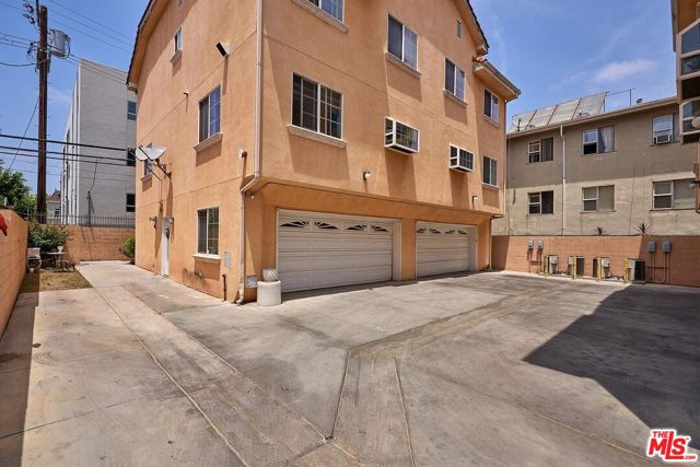 821 S Gramercy Place, Los Angeles CA: https://media.crmls.org/mediaz/4441998f-4524-4353-976d-037636a395f2.jpg