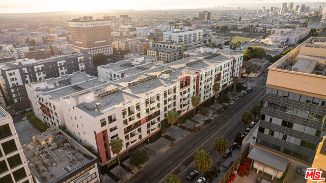 1234 Wilshire Boulevard, Los Angeles CA: https://media.crmls.org/mediaz/4442738d-92fb-4273-b4b3-693d58492ad1.jpg