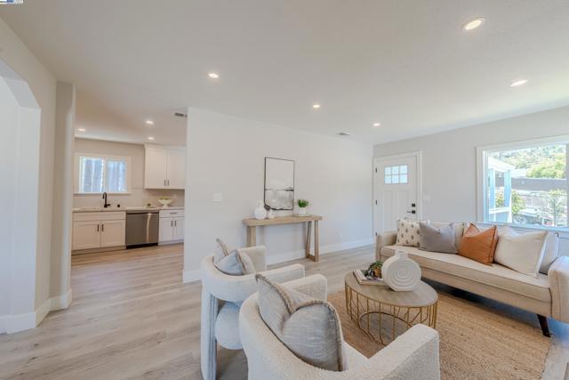 10007 Burr St, Oakland CA: https://media.crmls.org/mediaz/4442bf7a-de3a-4d70-951f-035369c719ce.jpg