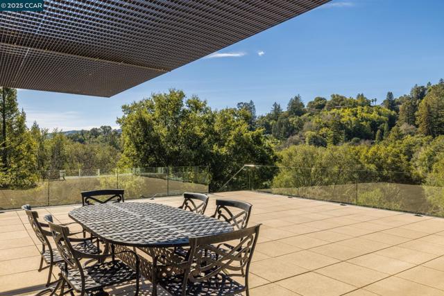 2 Crane Ct, Orinda CA: https://media.crmls.org/mediaz/4443e78c-f611-4688-8602-1d21f9fceeed.jpg