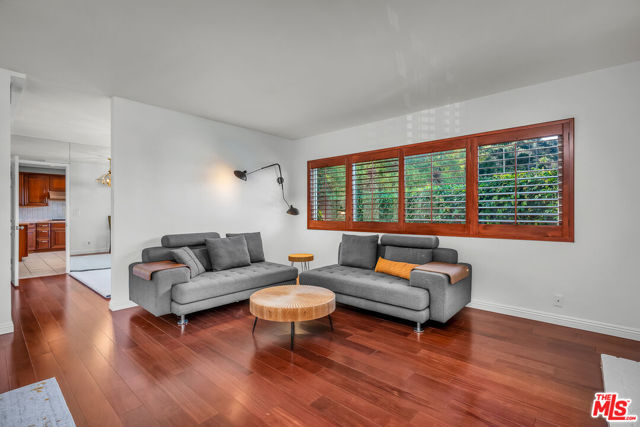 2925 Dona Susana Drive, Studio City CA: https://media.crmls.org/mediaz/4443f46d-e01b-4b86-94e4-e14afd57adc2.jpg