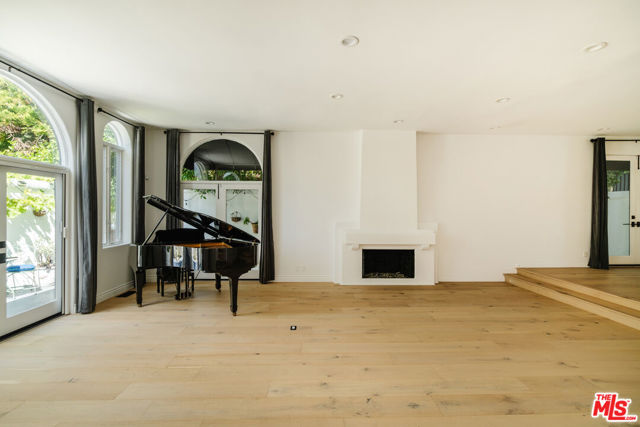 609 21st Place, Santa Monica CA: https://media.crmls.org/mediaz/4443ff85-50c7-4e55-92aa-bcf825539ce4.jpg