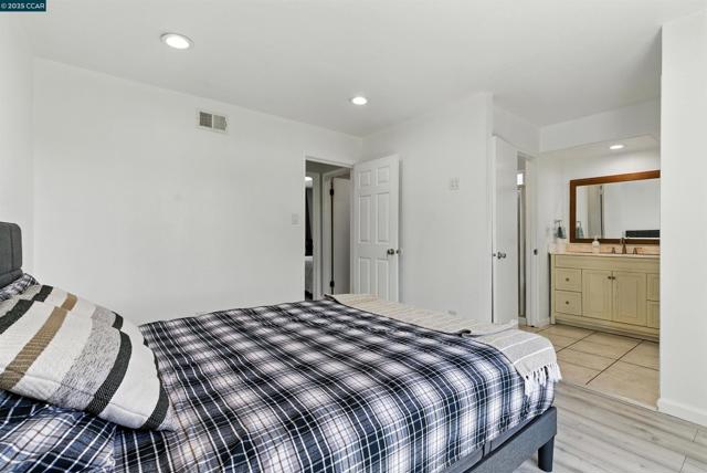 1015 Falcon Dr, Vallejo CA: https://media.crmls.org/mediaz/4444235c-7582-4560-bcb2-ef4c8c3206e3.jpg
