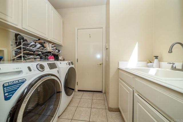 3748 Cavern Pl, Carlsbad CA: https://media.crmls.org/mediaz/444475bb-4c65-4d43-bfd0-9196687e34fd.jpg