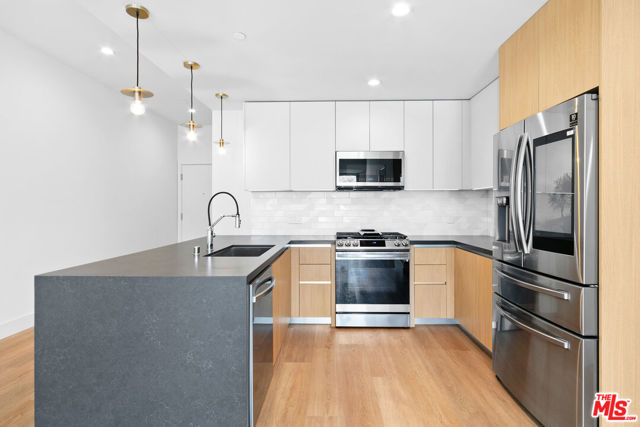 1001 N FAIRFAX Avenue, West Hollywood CA: https://media.crmls.org/mediaz/44455c3d-0058-43ed-bce4-ce9250ae19e2.jpg