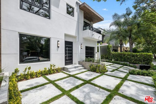 816 N Orange Drive, Los Angeles CA: https://media.crmls.org/mediaz/4445c9d9-def8-4c8a-a494-f579579173ba.jpg