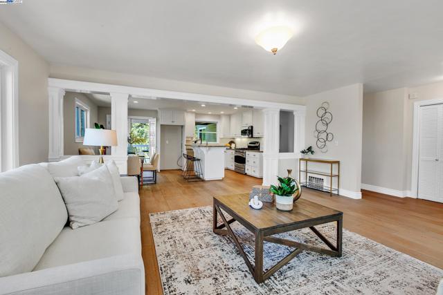 5601 Castle Dr, Oakland CA: https://media.crmls.org/mediaz/4445e540-5622-424b-be61-4a47e13002e9.jpg